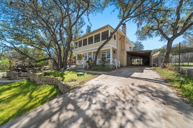 Building Photo - 2033 Lakeview Dr
