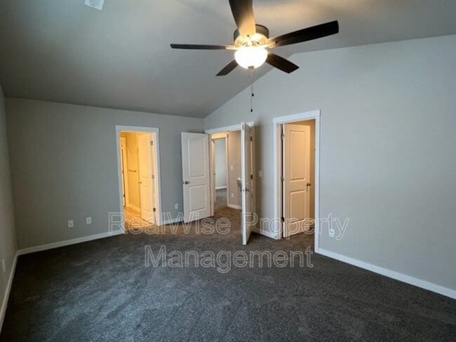 Building Photo - 675 NE Brookstone Dr
