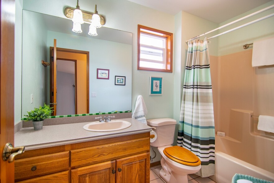 2nd Bathroom - 2886 Ualani Street