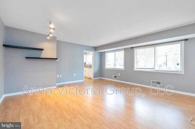 Building Photo - 10620 Weymouth St