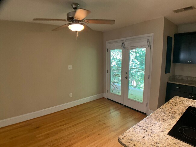 Building Photo - Gorgeous 2 Bed Condo in the heart of Carrboro!