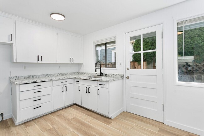 Building Photo - 610 S Sheridan Ave