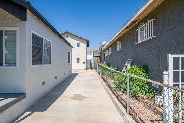 Building Photo - 1039 Simmons Ave