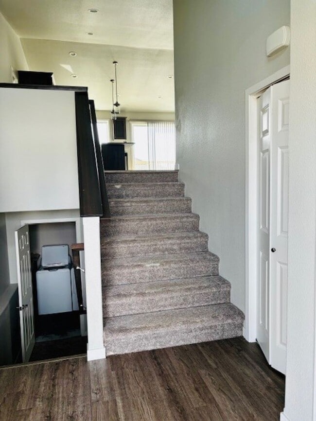 Building Photo - 4 Bed 2 Bath Single Family Home