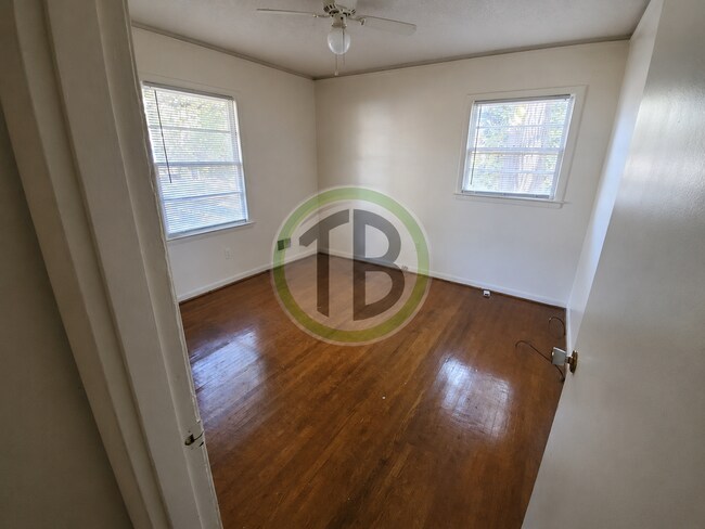 Building Photo - Single-level ranch home near downtown and Bull St District