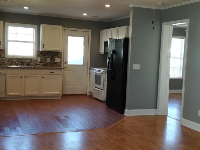 Building Photo - 1709 Sails Way