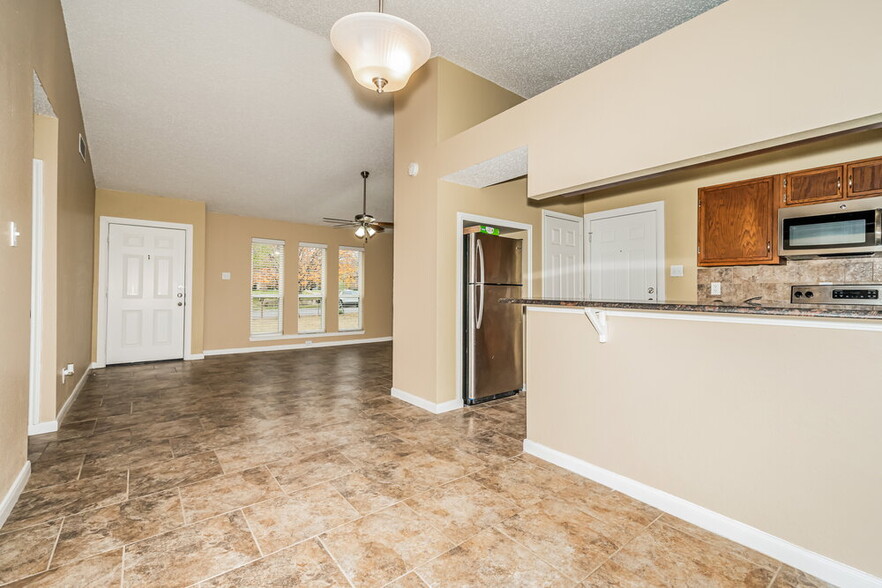 Building Photo - 1205 High Valley Dr