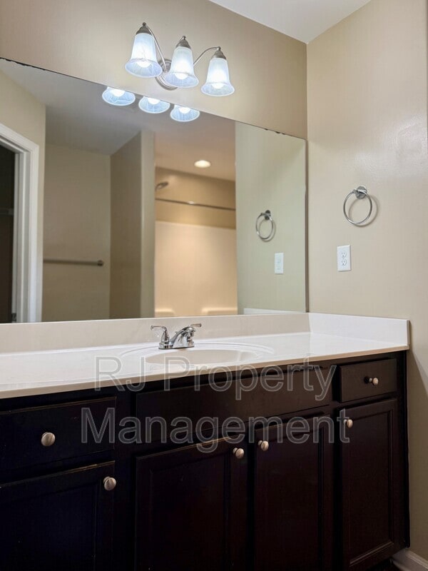 Building Photo - 5520 Kaitlyn Dr E