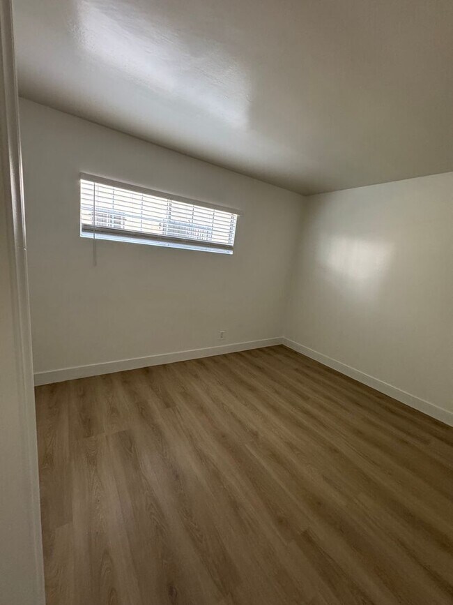 Building Photo - 1 Bedroom in Gardena With Parking Included...