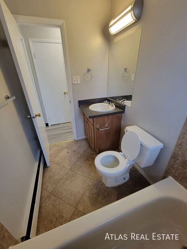 Building Photo - 2340 King St