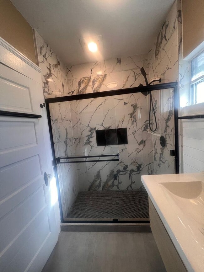 Building Photo - Beautiful 2 bedrooms 2 full baths house in Golden Hills area