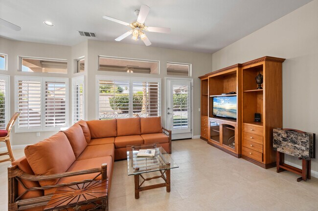 Building Photo - 38537 Fallbrook Ave