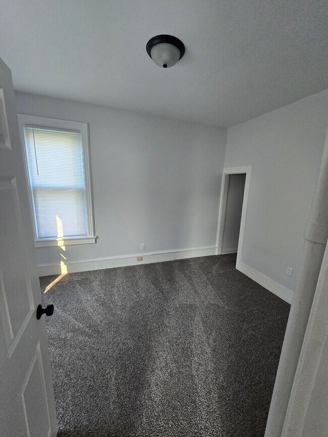 Building Photo - Beautiful 4 bed / 2 bath with garage and fenced yard on north side!