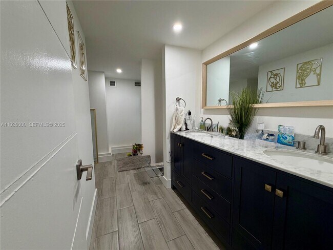 Building Photo - 1833 S Ocean Dr