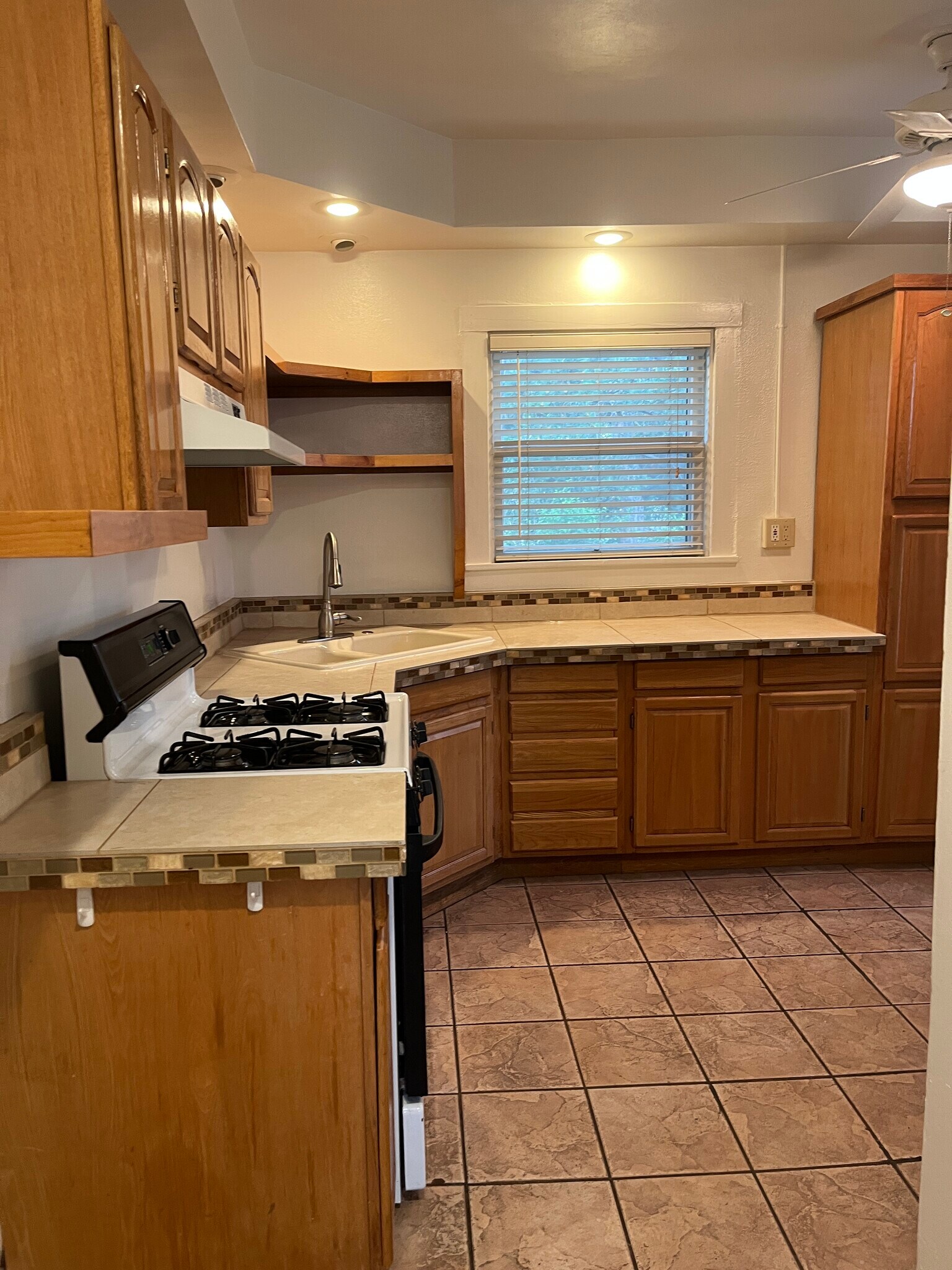 kitchen - 1112 N Wahsatch Ave
