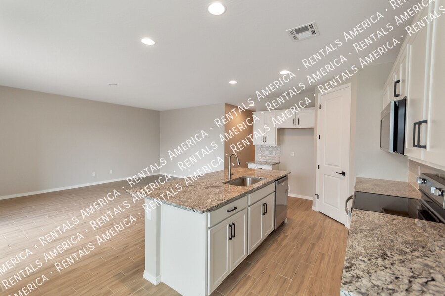 Building Photo - 36033 W San Clemente Ave