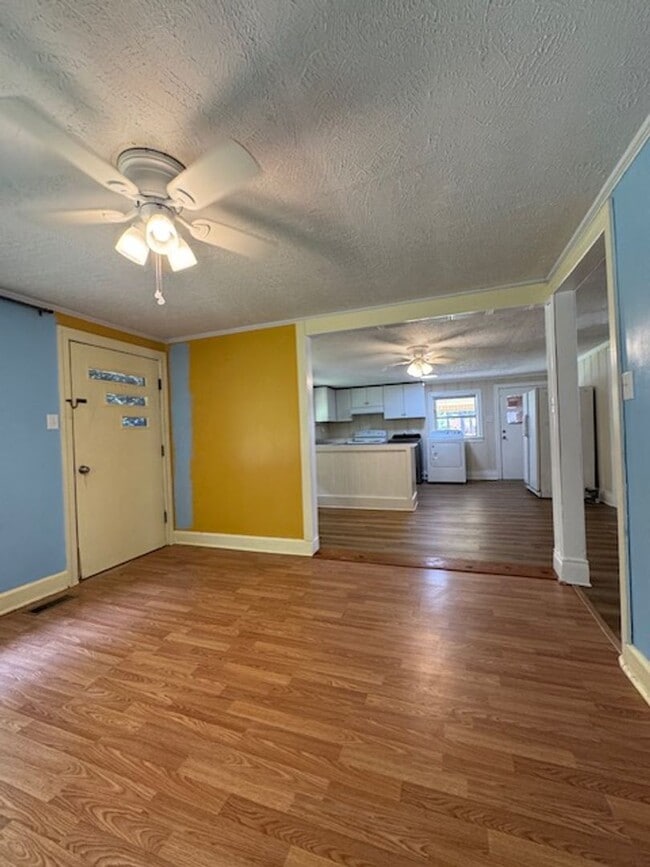 Building Photo - 301 Woodview Dr