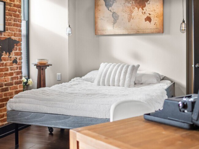 Building Photo - 401 W 1st Ave