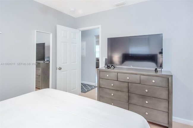 Building Photo - 1015 SW 30th St