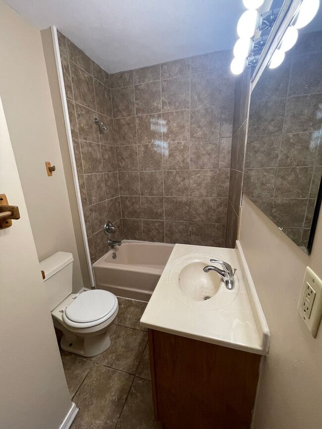Building Photo - 2 Bedroom, 1 Bathroom House