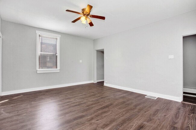 Building Photo - Updated 3 Bedroom 1 Bath with Off Street P...