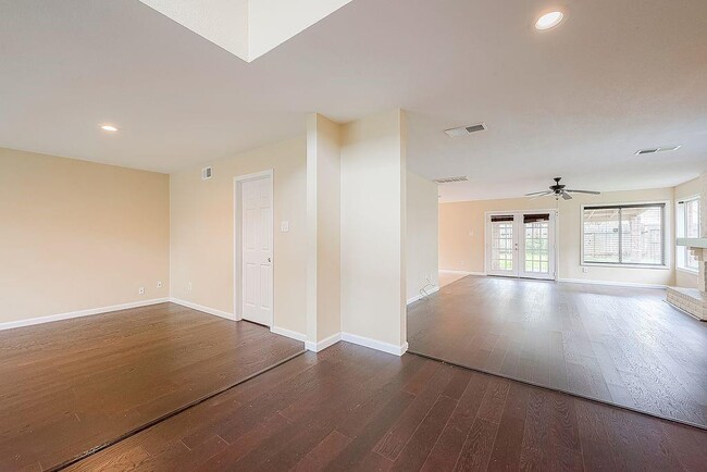 Building Photo - 2039 Shorewood Ln
