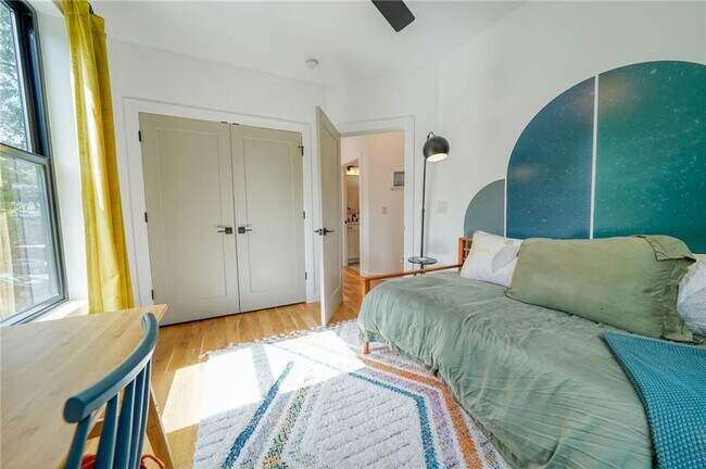 Building Photo - 825 Barnett St NE