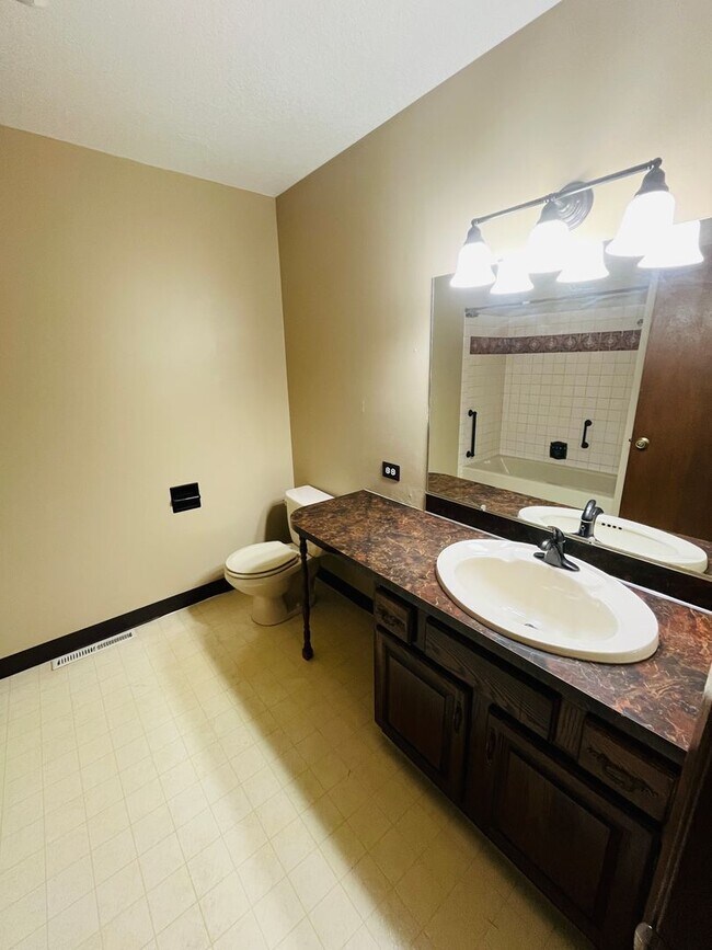 Building Photo - Beautiful 5 bed/3 Bath Home in Heights