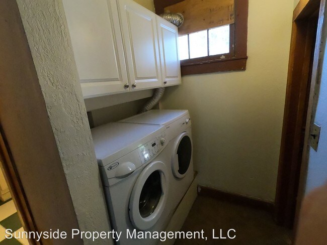 Building Photo - 943 Broadway