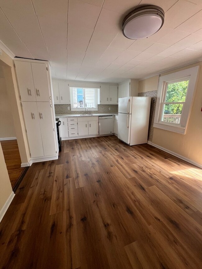 Building Photo - Large 2 Bed/1 Bath Single Family Home - $1...