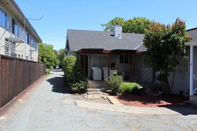 Building Photo - 1115 Capuchino Ave