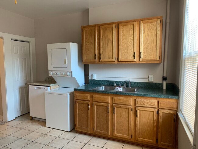 Building Photo - 1003 S Charles St