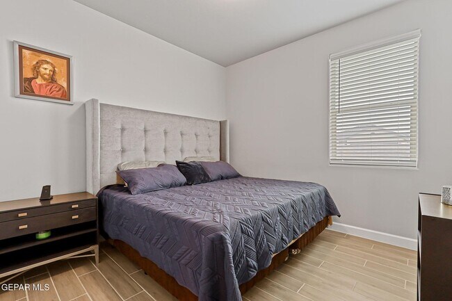 Building Photo - 824 Paseo Solar Dr