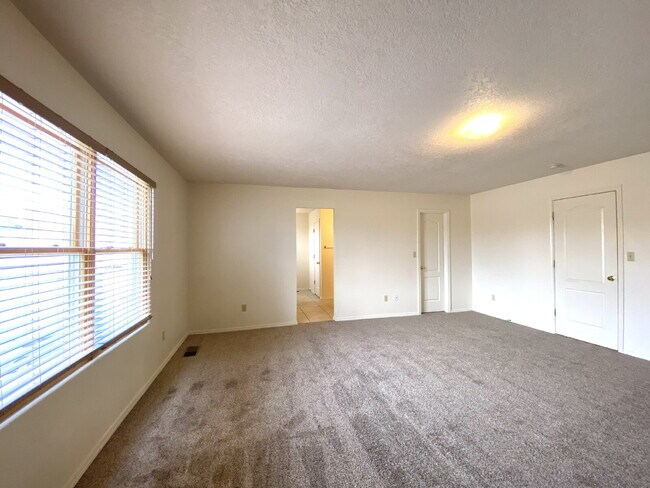 Building Photo - 4BR - PLUS LOFT and 3 CAR GARAGE