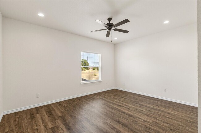 Building Photo - 1402 Courtney Pl