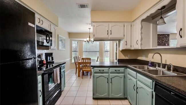 Building Photo - 617 Main St