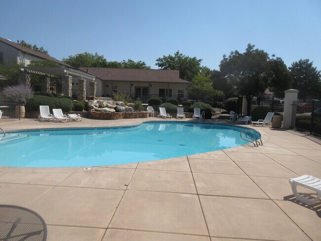 Building Photo - 6501 San Antonio Dr NE