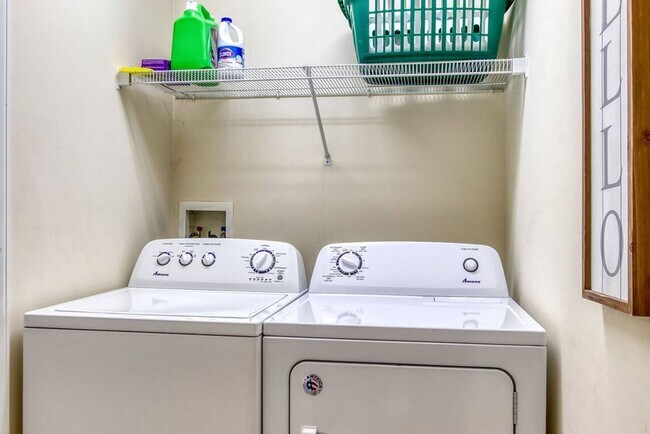 Building Photo - FULLY FURNISHED!!! GREAT FOR CORPORATE HOU...