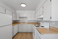 Building Photo - 2628 E Wellesley Ave