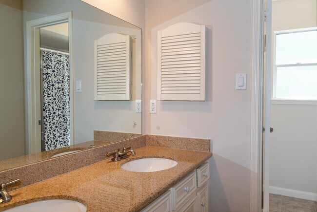 Building Photo - 1704 Crystal Hills Dr