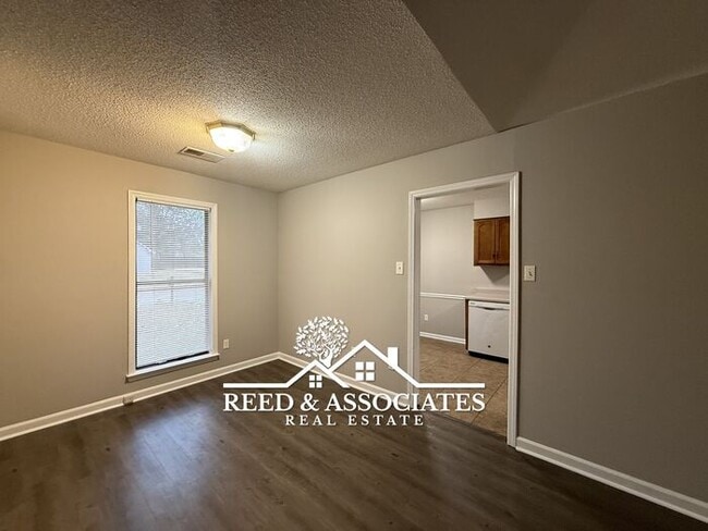 Building Photo - Charming Home Located in Quiet Cove!