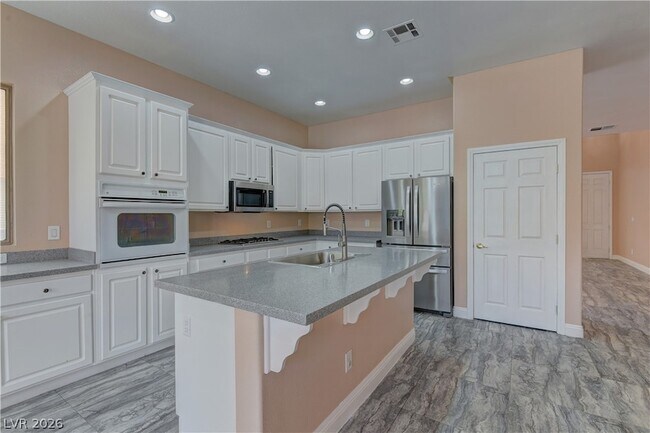 Building Photo - 5862 Bluthe Bridge Ave