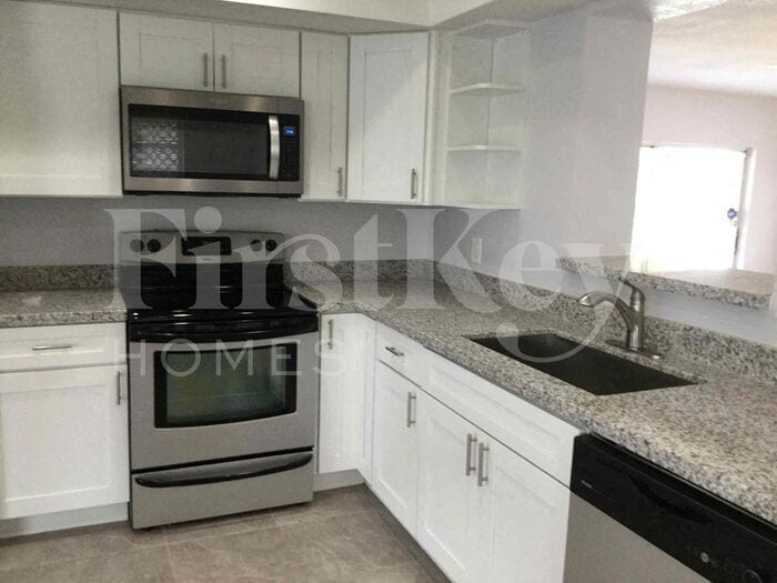 Building Photo - 1571 NW 7th Ave