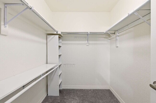 Building Photo - "Spacious 3-Bedroom Haven with 2.5 Baths in Aurora – 1,860 Sq Ft of Comfort and Style!"