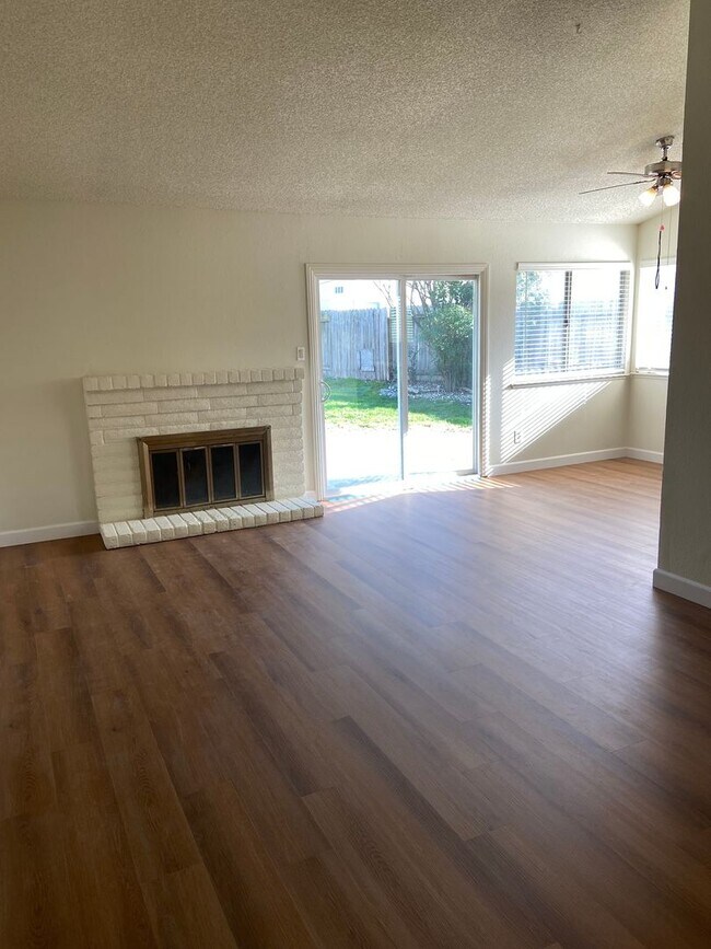 Building Photo - Semi Remodeled One Story 3 Bdrm, 2 Bath!