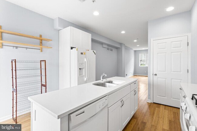 Building Photo - 2139 Latona St