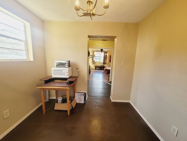 Building Photo - SPACIOUS 2/2 w/ Wood Floors, Washer/Dryer, Office, & Carport! Walk to Midtown Night Life! Availab...