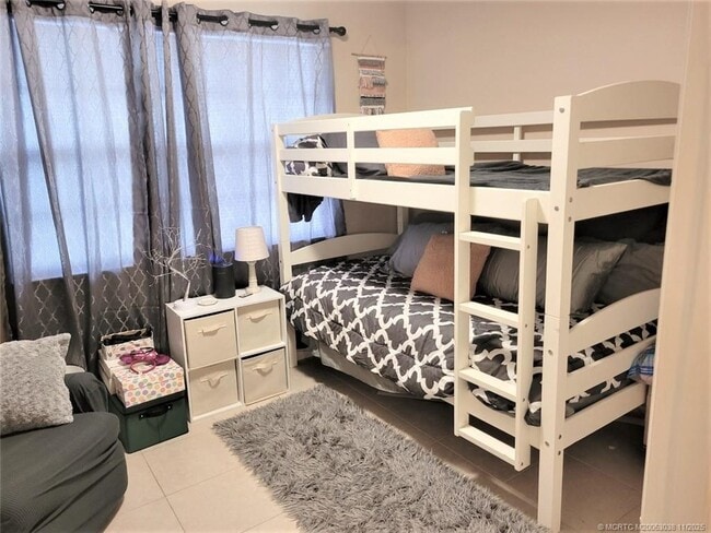 Building Photo - 1526 SE Royal Green Cir