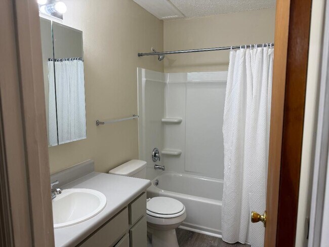 Building Photo - 1548 Hamilton Dr