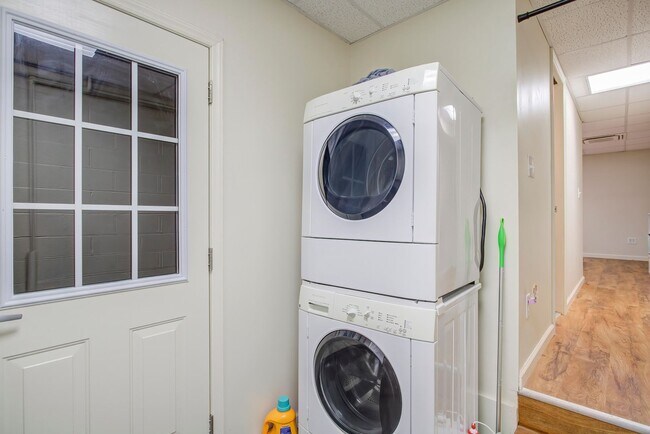 Building Photo - 3 Bedroom / 2.5 Bath Condo - Johnson City, TN
